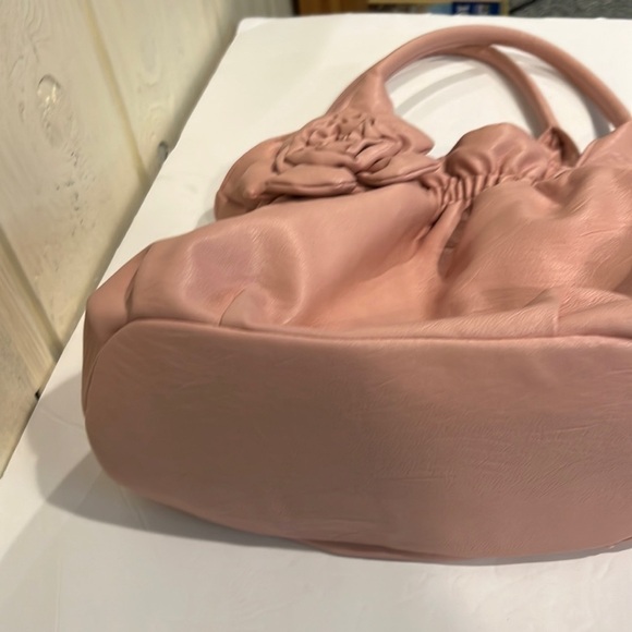 BUENO light pink hobo bag with flower and snap enclosure - Picture 5 of 9